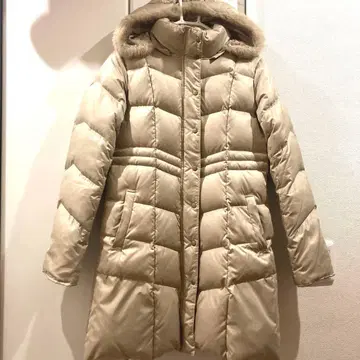 베이지 후드 부착 다운 자켓