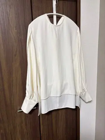 [ 시착만 한 상품 새상품급 볼륨 슬리브 블라우스 ]