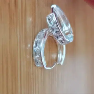 크리스탈 장식의 실버 후프 귀걸이