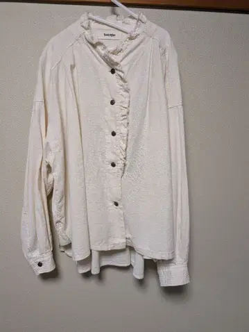 tumugu: 프릴 긴팔 셔츠 아이보리