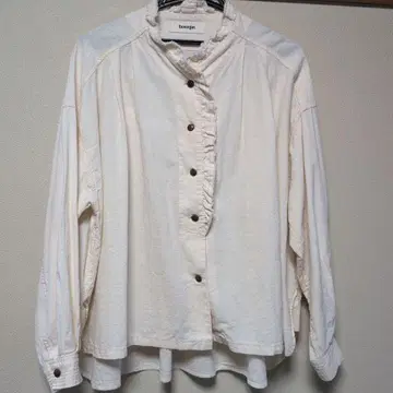 tumugu: 프릴 긴팔 셔츠 아이보리