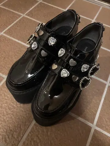 반짝이는 하트 참 체인 달린 더블 하트 로퍼