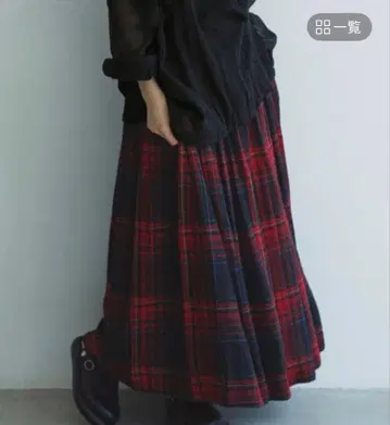 빨간색과 검은색 체크 무늬 플레어 스커트