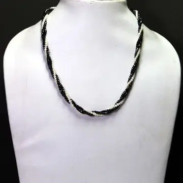 천연 파셋 론델 블랙 스피넬과 천연 펄 트위스트 목걸이