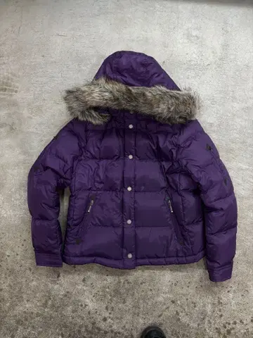퍼 달린 보라색 다운 자켓