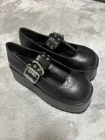 블랙 버클 통굽 신발