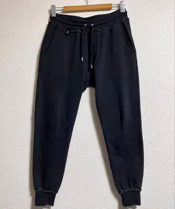 1piu1uguale3 컷팅 로고 자수 스웨트 팬츠