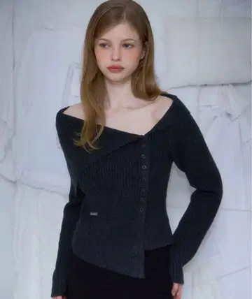 ROSE FRANTZ 로제 프랑츠 언밸런스 스칼라 버튼 니트