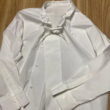 투모로우랜드 맥피 화이트 리본 포함 긴팔 셔츠 블라우스