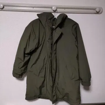 올리브색 다운 자켓