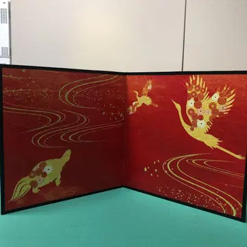 빨간색 바탕에 골드 컬러 학과 거북이 디자인