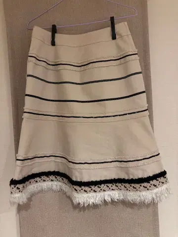 아이보리 플레어 스커트 블랙 스트라이프