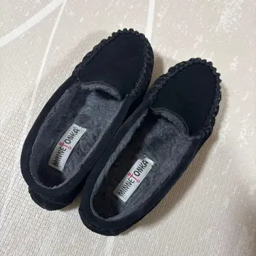 미네통카 블랙 슬립온 모카신 7인치