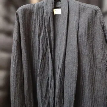 네이비와 그레이 같으면서 블랙 같은 스트라이프 오픈 프론트 겉옷