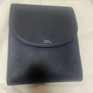 A.P.C. 데미 룬 블랙 가죽 숄더백