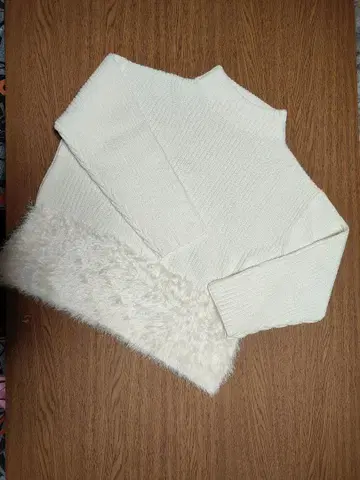 야마다야 그룹 RADIATE 화이트 인조 모피 포함 니트