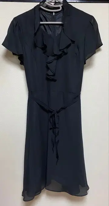 프릴 달린 블랙 쉬폰 원피스