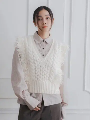 YOURMLE의 FRINGE KNIT VEST