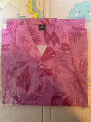 핑크 잎 패턴 셔츠