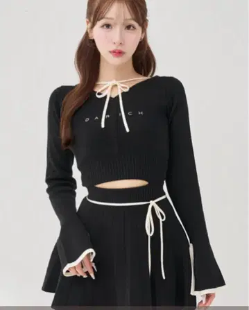 다리치 허리 오픈 리본 디자인 니트 미니 원피스