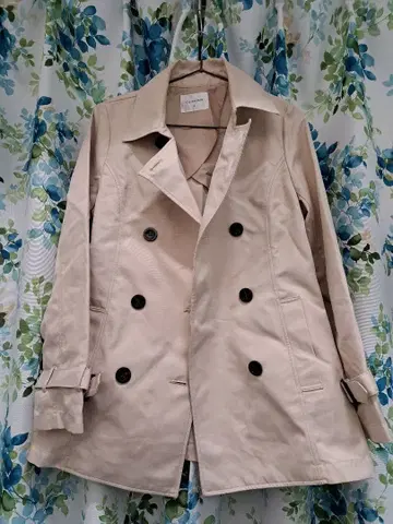 베이지 더블 브레스트 트렌치코트