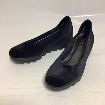 HILLS AVENUE 블랙 인사이드 스트레치 웨이브 밑창 펌프스