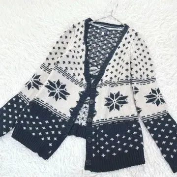 페페진스 노르딕 무늬 울 니트 가디건 올 패턴 로고 플레이트 네이비