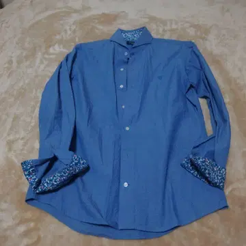 파란색 긴팔 와이셔츠 꽃무늬 커프스