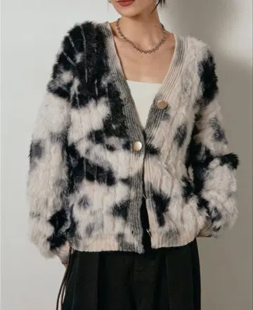 [ 새상품 ] 타이다이 패턴 샤기 니트 가디건 베이지