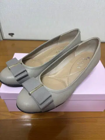 그레이 리본 포함 펌프스