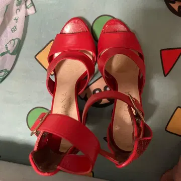 DIANA 레드 스트랩 하이힐