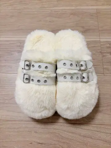 화이트 퍼 더블 버클 어그 부츠 퍼 샌들