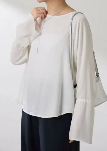 소매 플레어 새틴 블라우스