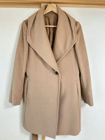 베이지 더블 브레스트 코트 허리 리본 포함