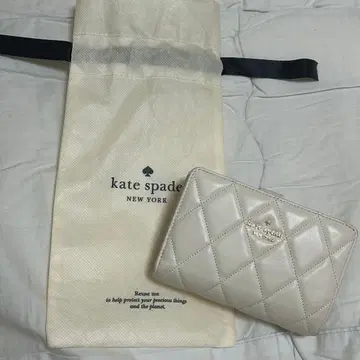 케이트 스페이드 화이트 이단 접이식 지갑 퀼팅