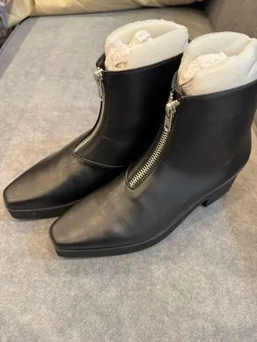 지퍼 달린 가죽 부츠