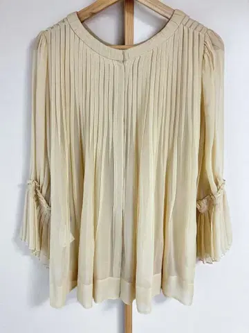 크림색 플리츠 블라우스 긴팔