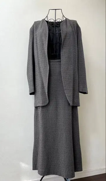 요건 레일 노카라 자켓과 롱 스커트 셋업 수트 시