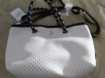 미치코 런던 화이트 펀칭 2WAY 백