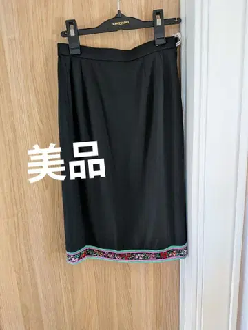 (새상품급) 레오나르 무릎 기장 스커트 밑단에 작은 꽃무늬