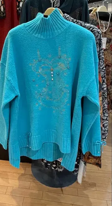 20% 할인, 스카이블루 뷔스티에 자수, 터틀넥 스웨터 44 사이즈