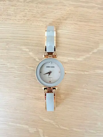 앤 클라인 다이아 악센트 뱅글 워치 골드 계열 새상품급 (작동 안 함)