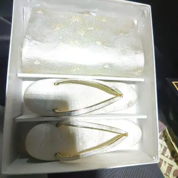 화이트 골드 컬러 꽃무늬 일본 의류 신발 세트 가방 포함