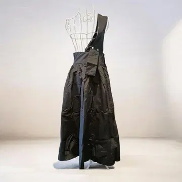 두 자무르 서스펜더 블랙 플레어 스커트 나일론