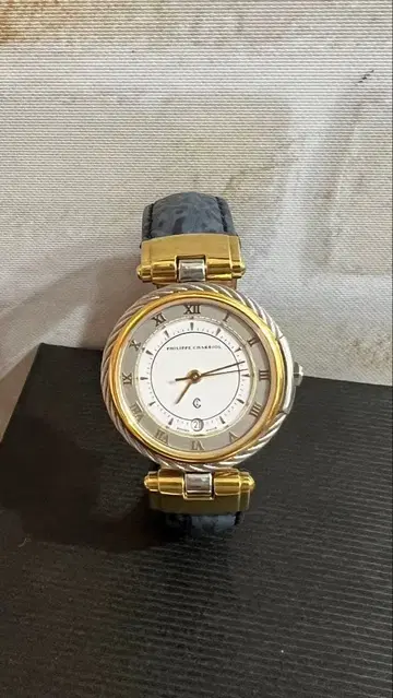 골드와 네이비 색상의 아날로그 손목시계