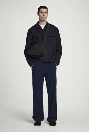 COS 크로스 바디 새들백 (나일론) 블랙