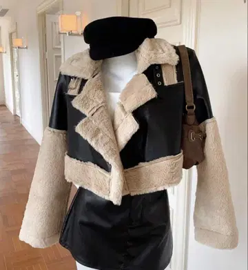 크롭 자켓 블랙과 베이지