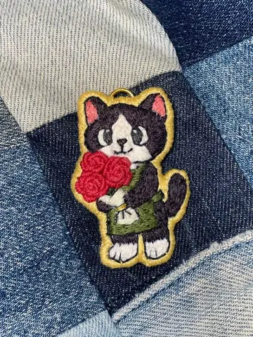 고양이 꽃다발 자수 브로치