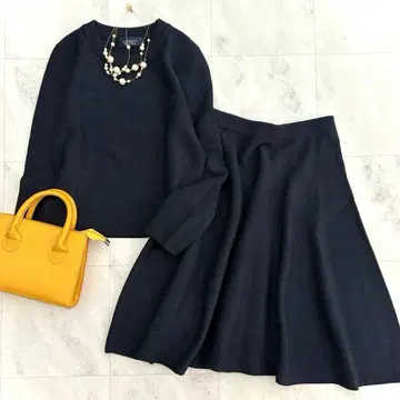 새상품급 저스길리티 니트 셋업 네이비 2 무릎 기장 플레어 스커트