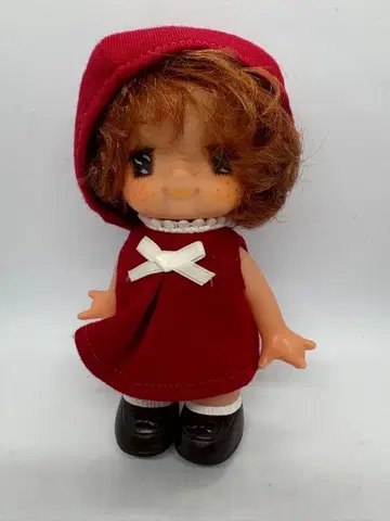 새상품급 미사용 빨간색 드레스의 파마 머리 후드 부착 인형